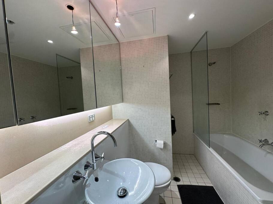 Cozy 2 Bedroom Darling Harbour Apartment *